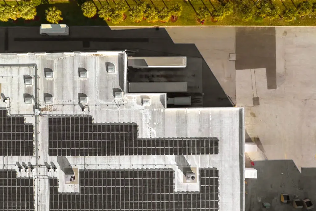 Toiture tertiaire équipée en panneaux photovoltaïques, vue aérienne